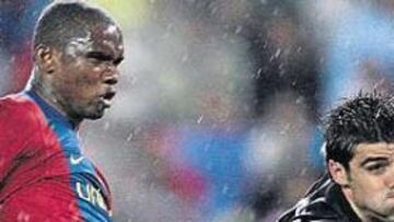<b>ETOO TAMBIÉN BATIÓ A PICHU.</b> Samuel Etoo se reencontró con el gol en el Calderón y fue el autor de uno de los seis goles que el Barça le endosó a Pichu, portero del Atlético.