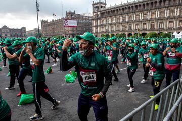 La clase se ha desarrollado en el Zócalo, la plaza central de la ciudad de México para intentar superar el récord que ostenta actualmente Moscú, que en 2017 reunió a unos 3.000 participantes.