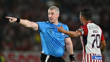 Brazilian referee Anderson Daronco gestures in front of Junior's forward Carlos Bacca during the Copa Libertadores round of 16 second leg football match between Colombia's Junior and Chile's Colo Colo at the Metropolitano Roberto Melendez stadium in Barranquilla, Colombia, on August 20, 2024. (Photo by Luis ACOSTA / AFP)