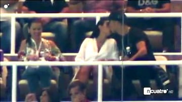 Cristiano Ronaldo besa a Georgina Rodr&iacute;guez al llegar a su palco