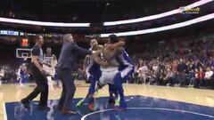 Los dos pivots de 76ers y Timberwolves se enzarzaron en una pelea de la que tuvieron que ser separados. Ambos acabaron expulsados.