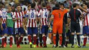 El Mono Burgos saludando a Casillas en su último derbi.