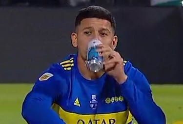 Marcos Rojo y festejo: cigarro, cerveza y pizza