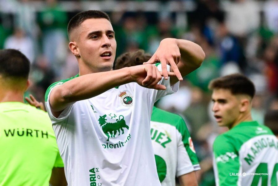 Jon Karrikaburu celebra el 1-0.