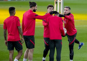 Los jugadores entrenaron por la tarde en Old Trafford. felipe, Griezmann y Héctor Herrera.