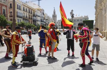 Las calles de Sevilla vibran con los seguidores españoles y suecos que verán esta noche el debut de sus selecciones.