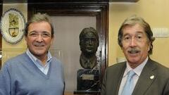 Velázquez recibe su busto de bronce, que pesa 28 kilos