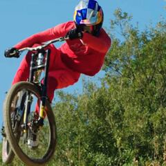 Loïc Bruni se sube a su bici de downhill en un edit por La Garriga a toda velocidad