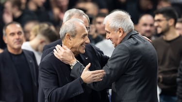Ettore Messina y Zeljko Obradovic se saludan en un partido entre el Armani Milan y el Partizán de Belgrado.