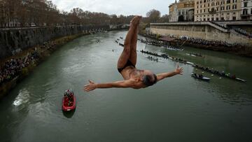 Como manda la tradición y sin importar la edad, cada 1 de enero varios clavadistas se lanzan sobre las gélidas
aguas del río Tíber, en Roma, desde el puente Cavour, de 20 m de altura. Para los italianos, esta costumbre es fuente de armonía y prosperidad para el Año Nuevo. En la imagen, el exsalvavidas Marco Foix realiza un espectacular salto. 