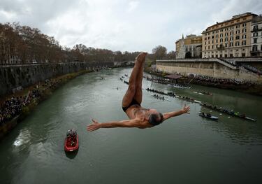 Como manda la tradición y sin importar la edad, cada 1 de enero varios clavadistas se lanzan sobre las gélidas
aguas del río Tíber, en Roma, desde el puente Cavour, de 20 m de altura. Para los italianos, esta costumbre es fuente de armonía y prosperidad para el Año Nuevo. En la imagen, el exsalvavidas Marco Foix realiza un espectacular salto. 