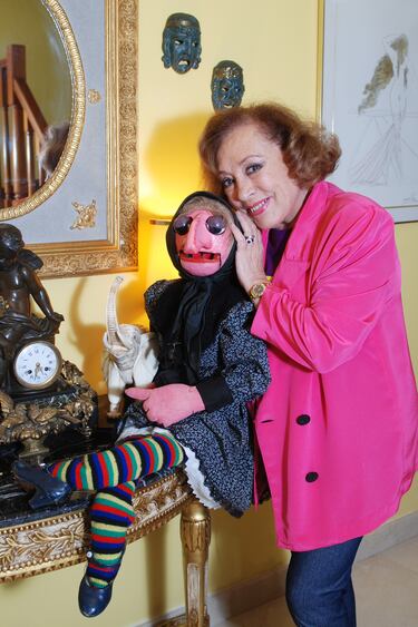 Pese a que las primeras informaciones apuntaban hacia una caída como causa de su muerte, su hijo matizó las versiones y explicó que María del Carmen Martínez-Villaseñor Barrasa había sufrido un infarto previo. La ventrílocua que dio vida a personajes como Doña Rogelia, Daisy, Nícol y Rodolfo murió en junio a los 80 años.