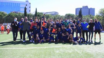 Los jugadores del Móstoles CF celebran en el césped del García de la Mata su clasificación para la Copa del Rey con la copa que les acredita como campeones de Preferente.