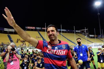 Guardameta italiano ligado al calcio (salvo breve periodo en el PSG) y a dos clubes: Parma y Juventus de Tur¨ªn. Curiosamente ha vivido dos etapas en ambos conjuntos. Arranc¨® en el equipo de la Emilia-Roma?a con el que gan¨® una Copa y su respectiva Supercopa. Dar¨ªa el salto a la Juve en verano de 2001 para estar vinculado dieciocho temporadas ininterrumpidamente. 9 ligas, 5 Supercopas y 4 Copas. Sin ¨¦xito en Europa, sali¨® con un rol m¨¢s secundario para intentar ganar la Champions en el PSG. Regres¨® a la Juventus tras un a?o en los que disput¨® 25 partidos y obtuvo la Liga francesa y la Supercopa. Tras dos temporadas, se marchaba ganando la Copa 20-21. En el presente verano y con 43 a?os se confirmaba su fichaje por el Parma, club al que defender¨¢ en la Serie B.