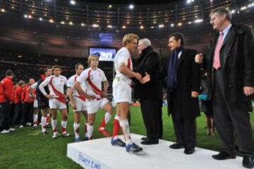 20/10/07. Final de la Copa del Mundo 2007 en Paris. Inglaterra-Sud¨¢frica. El XV de la Rosa cae derrotado por los Springboks. Jonny Wilkinson estrecha la mano a Nicol¨¢s Sarkozy, presidente de Francia, tras recoger la medalla de plata.