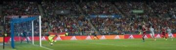Gol de Iniesta de penalti. 2-0.