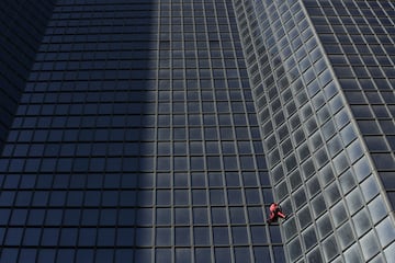 Alain Robert es un escalador de 60 años que se dedica a concienciar a los gobiernos para la lucha del cambio climático. Esta vez ha escalado un rascacielo de La Défense, un moderno barrio de negocios situado al oeste de París.