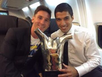 Messi y Luis Suárez con el trofeo de Mejor jugador de Europa.