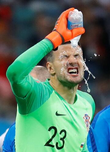 Danijel Subasic usa una botella de agua no autorizada por la FIFA.