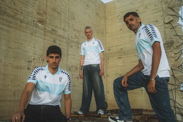El C¨¢diz rinde homenaje a su historia en sus nuevas camisetas