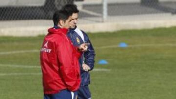 DIÁLOGO. Manolo Jiménez y Hélder Postiga, manteniendo un aparte durante la sesión de ayer en la Ciudad Deportiva.