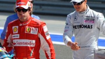 Alonso, con Schumacher yendo a la sala de prensa.