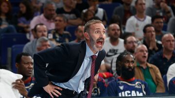 MADRID (ESPAÑA), 15/10/2023.- El entrenador del UCAM Murcia Sito Alonso da instrucciones a sus jugadores durante el partido de la jornada 5 de la Liga Endesa entre Real Madrid y UCAM Murcia este domingo en el WiZink Center de Madrid. EFE/ Juan Carlos Hidalgo