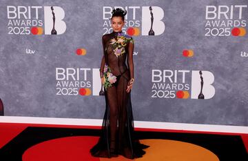 Maura Higgins posa en la alfombra de los Brit Awards 2025.