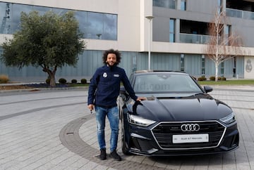 El volante colombiano recibió un nuevo auto de una de las marcas patrocinadoras de Real Madrid. El jugador avanza en su recuperación.