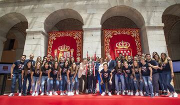 Foto de familia en la recepción en la Comunidad de Madrid. 