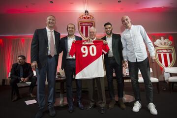 Aimone, un hincha de 90 años que tuvo la oportunidad de tomarse una foto con Falcao, Raggi, Jardim y Vasilyev