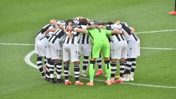 Los jugadores del Levante hacen piña antes del partido de ida.