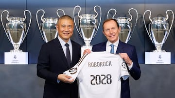Quan Gang, presidente de Roborock, y Emilio Butragueño, director de Relaciones Institucionales del Real Madrid.