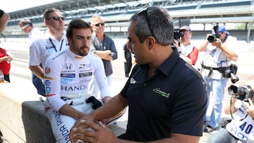 Montoya y Alonso charlan luego de unos entrenamientos libres preparatorios para las 500 Millas.