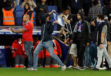 Invasión de campo de los seguidores del Espanyol cuando los jugadores del Barcelona celebraban el campeonato liguero.