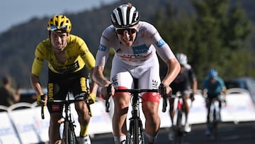 El ciclista esloveno Tadej Pogacar, ante Primoz Roglic en la subida al Grand Coombier en el Tour de Francia 2020.