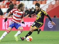 GRANADA (ANDALUCÍA), 06/01/2026.- El centrocampista del Granada Luka Gagnidze (i) durante el partido de la ronda de dieciseisavos de la Copa del Rey que enfrenta al Granada CF y al Rayo Vallecano en el estadio Nuevo Los Cármenes de la ciudad nazarí. EFE/ Pepe Torres