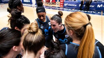 Las jugadoras del Movistar Estudiantes, con Mar&iacute;a Espin en el centro, celebran la victoria ante el Casademont Zaragoza en Liga Femenina.