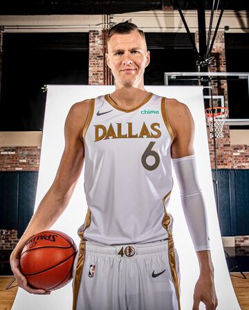 La franquicia de Texas ha presentado su equipación City Edition donde el blanc y el dorado son los colores protagonistas. La nueva equipación ha incendiado las redes por el gran parecido al uniforme del Real Madrid Baloncesto. 