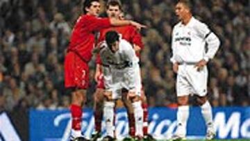 <B>DESESPERACIÓN</B>. Los delanteros madridistas no estuvieron afortunados de cara a la portería defendida por Westerveld. Ronaldo y Raúl estuvieron muy bien marcados.