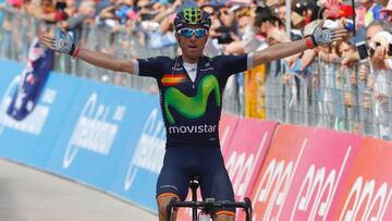 Spain&#039;s Alejandro Valverde of team Movistar celebrates as he crosses the finish line to win  the 16th stage of the 99th Giro d&#039;Italia, Tour of Italy, from Bressanone / Brixen to Andalo on May 24, 2016.  / AFP PHOTO / VINCENZO PINTO