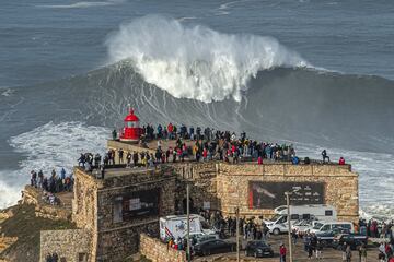 Una ola gigante rompe frente al Fuerte de San Miguel Arcángel en Praia do Norte, Nazaré (Portugal) el 25 de febrero del 2022.