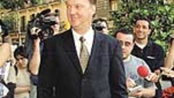 <b>GENIO Y FIGURA.</b> Louis van Gaal habló del Barça en Portugal.