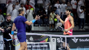 Rafa Nadal y Carlos Alcaraz dispuestos a saludarse al final de su partido en el Six Kings Slam.