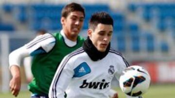 El jugador del primer equipo José Callejón, disputando un balón a un jugador del filial madridista.