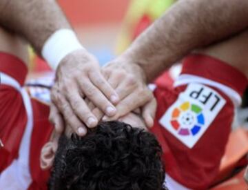 El delantero del Atlético de Madrid Diego Costa, se golpea la pierna con el poste tras marcar el segundo gol ante el Getafe en el partido de Liga en Primera División que disputan esta tarde en el Coliseo Alfonso Pérez. 