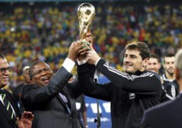 El guardameta y capitán de la selección española de fútbol, Iker Casillas , sostiene el trofeo de la Copa del Mundo antes del partido amistoso entre Sudáfrica y España en el estadio Soccer City de Soweto.