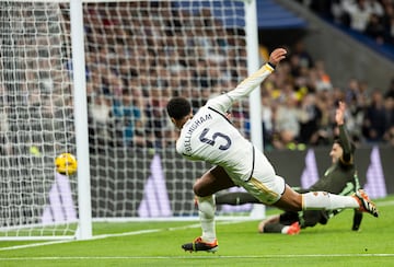 Bellingham anota el segundo gol para el Real Madrid después de regatear al portero del Girona en su salida, marcando posteriormente a portería vacía.