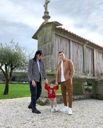El jugador gallego se ha llevado a su esposa, Macarena García, y a su hijo pequeño, a pasar las Navidades en los paisajes de su pueblo natal, Curtis, en A Coruña. Desde allí ha inmortalizado un paseo familiar con uno de los tradicionales hórreos de fondo.
