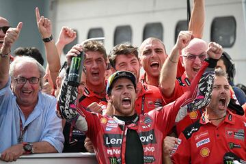 Enea Bastianini celebrando junto a su equipo la victoria en el circuito Internacional de Sepang.